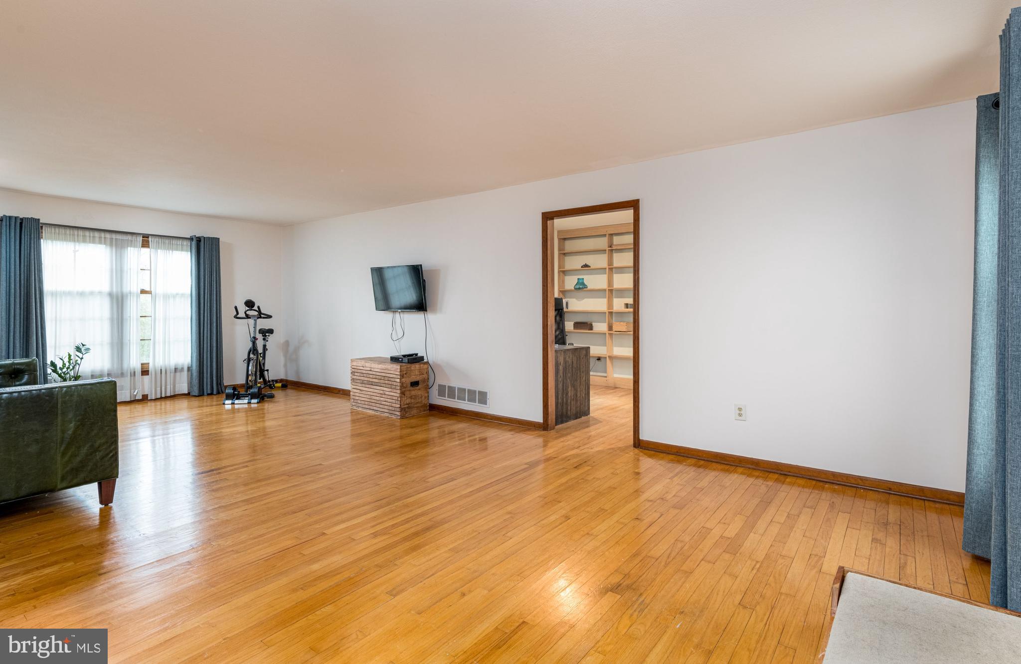 64 Lochatong Road Ewing, NJ 08628 - Photo 33 of 40 Living room