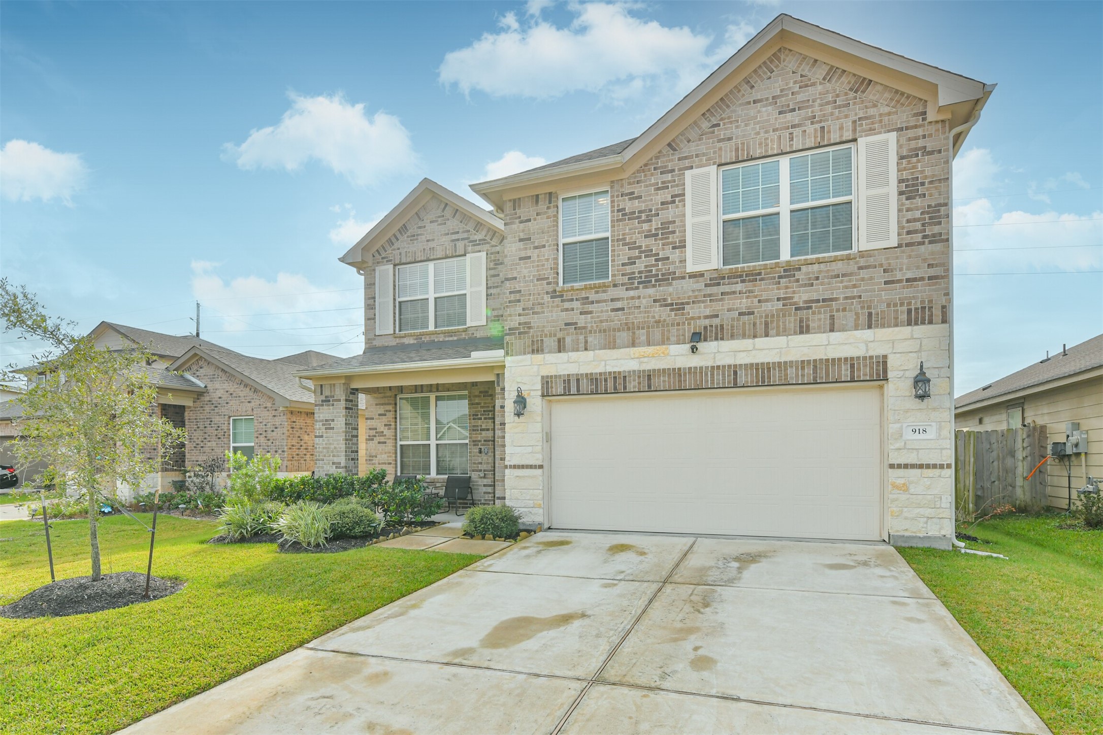 918 Pismo Lane Rosharon, TX 77583 - Photo 2 of 44 a front view of a house with garden