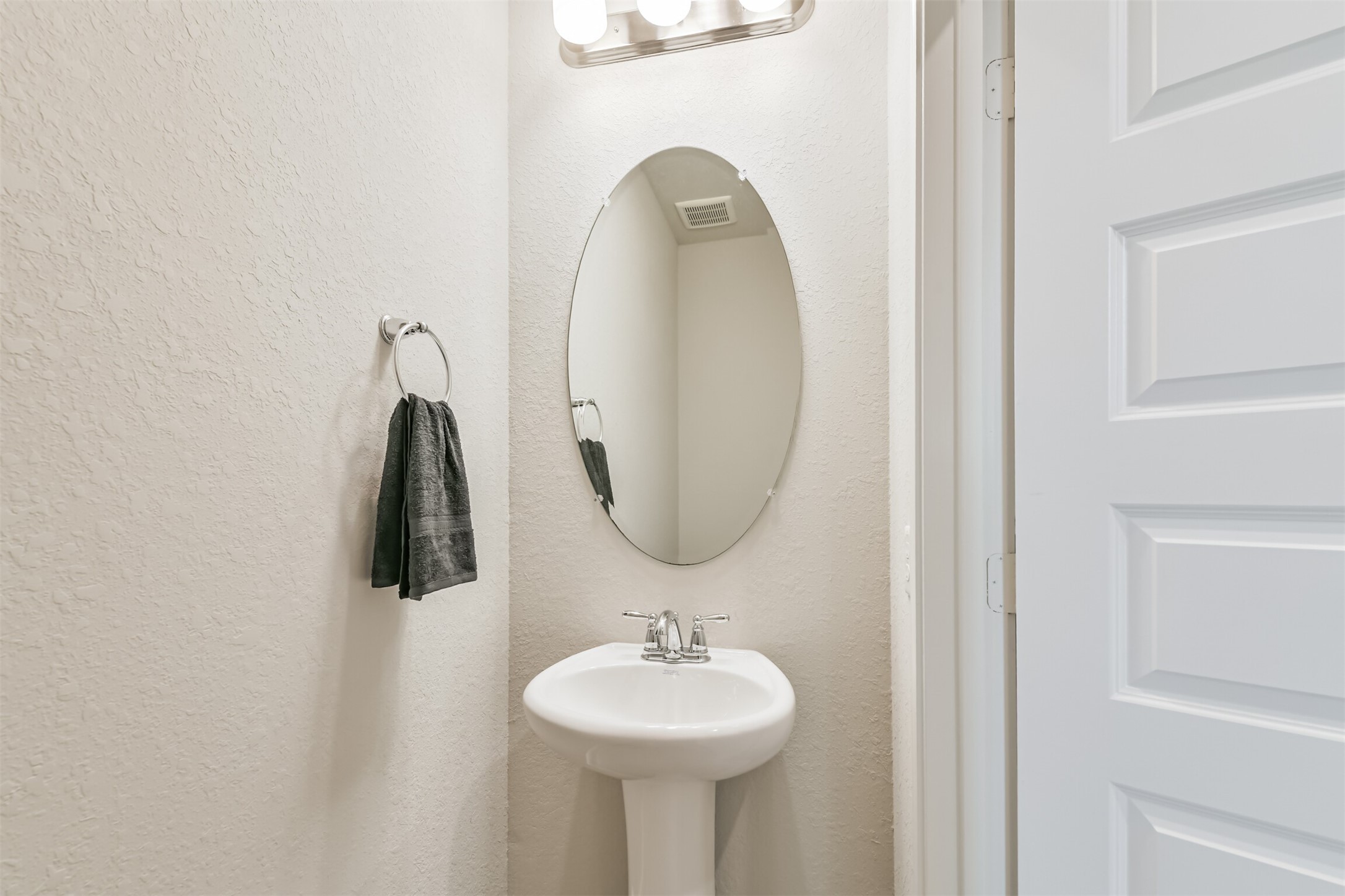 918 Pismo Lane Rosharon, TX 77583 - Photo 40 of 44 a bathroom with a sink and a mirror