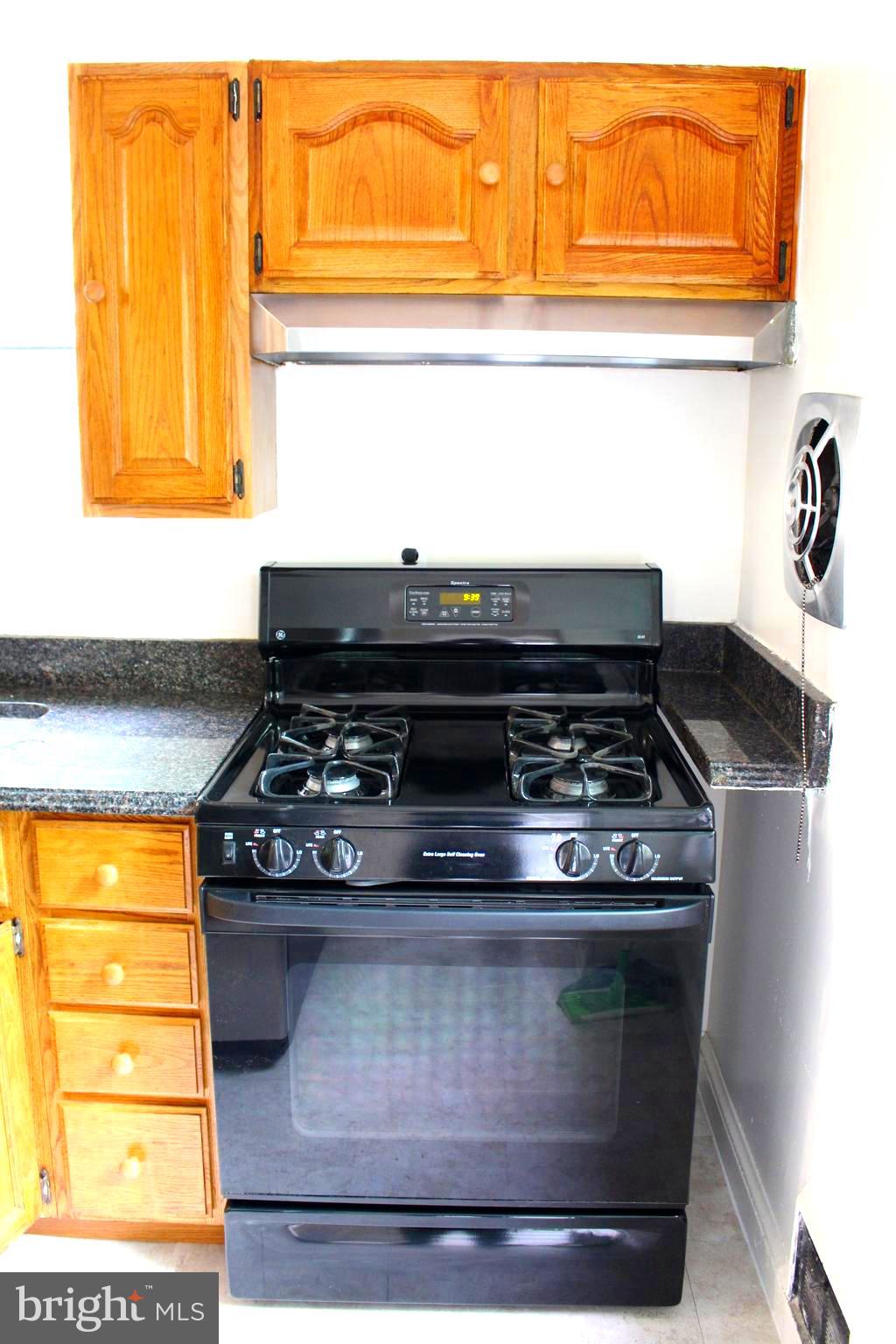 11810 Grandview Avenue Silver Spring, MD 20902 - Photo 7 of 33 Gas stove/Oven