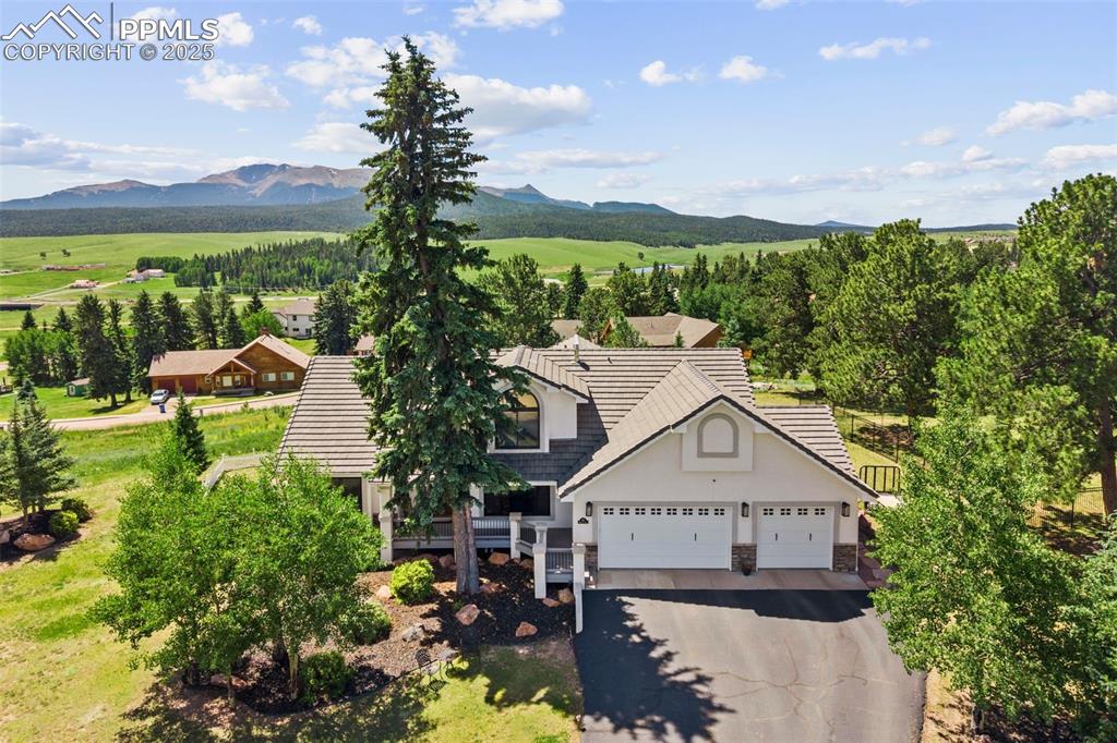 a view of a house with a yard
