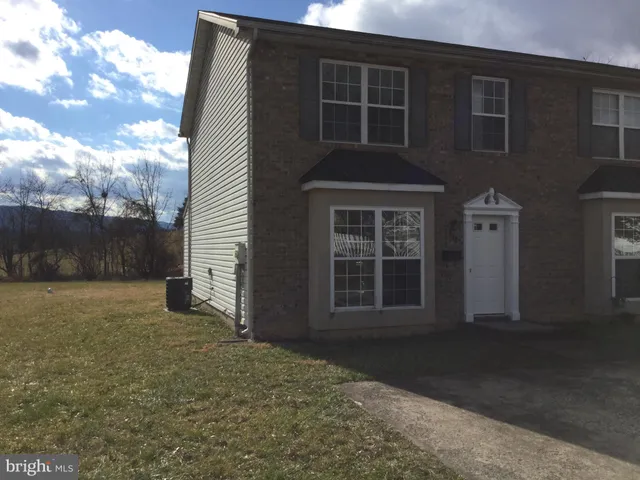 $1,300 | 332 Zea Street, Strasburg, VA 22657