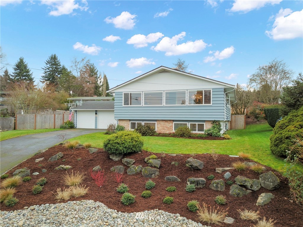 a view of a house with a yard