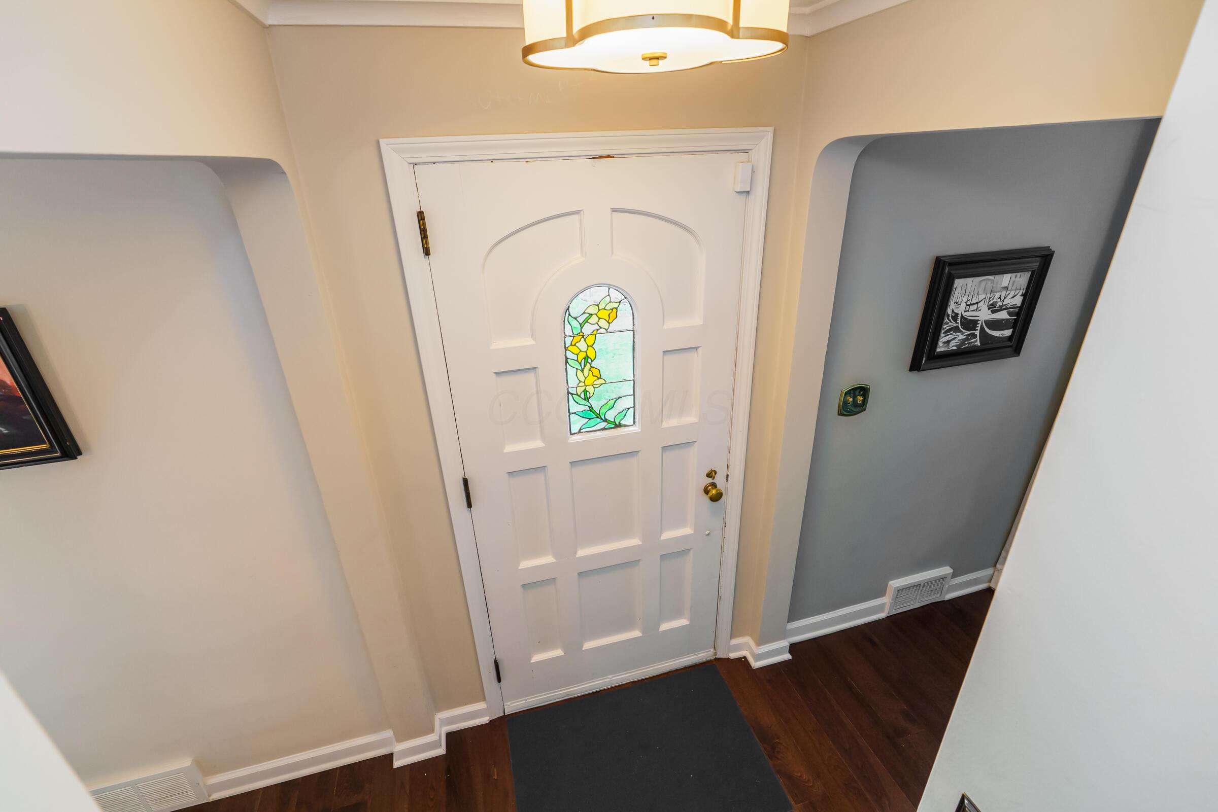 284 South Stanwood Road Columbus, OH 43209 - Photo 4 of 60 Foyer