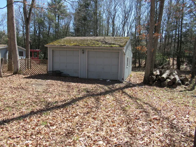 a view of entryway with a barn