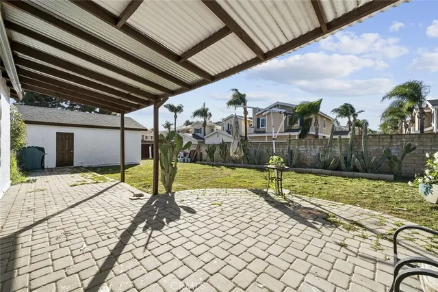 a view of a backyard