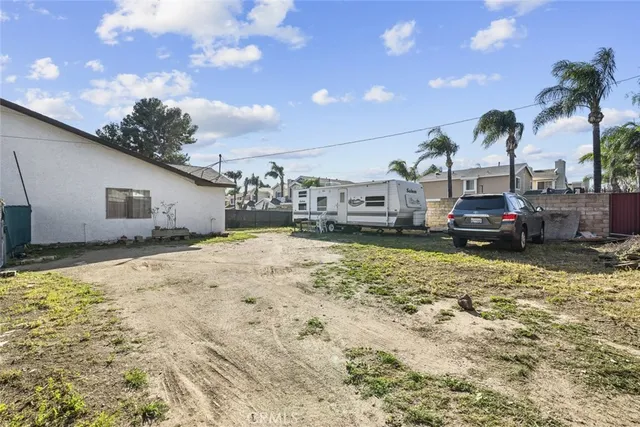 a view of back yard of the house