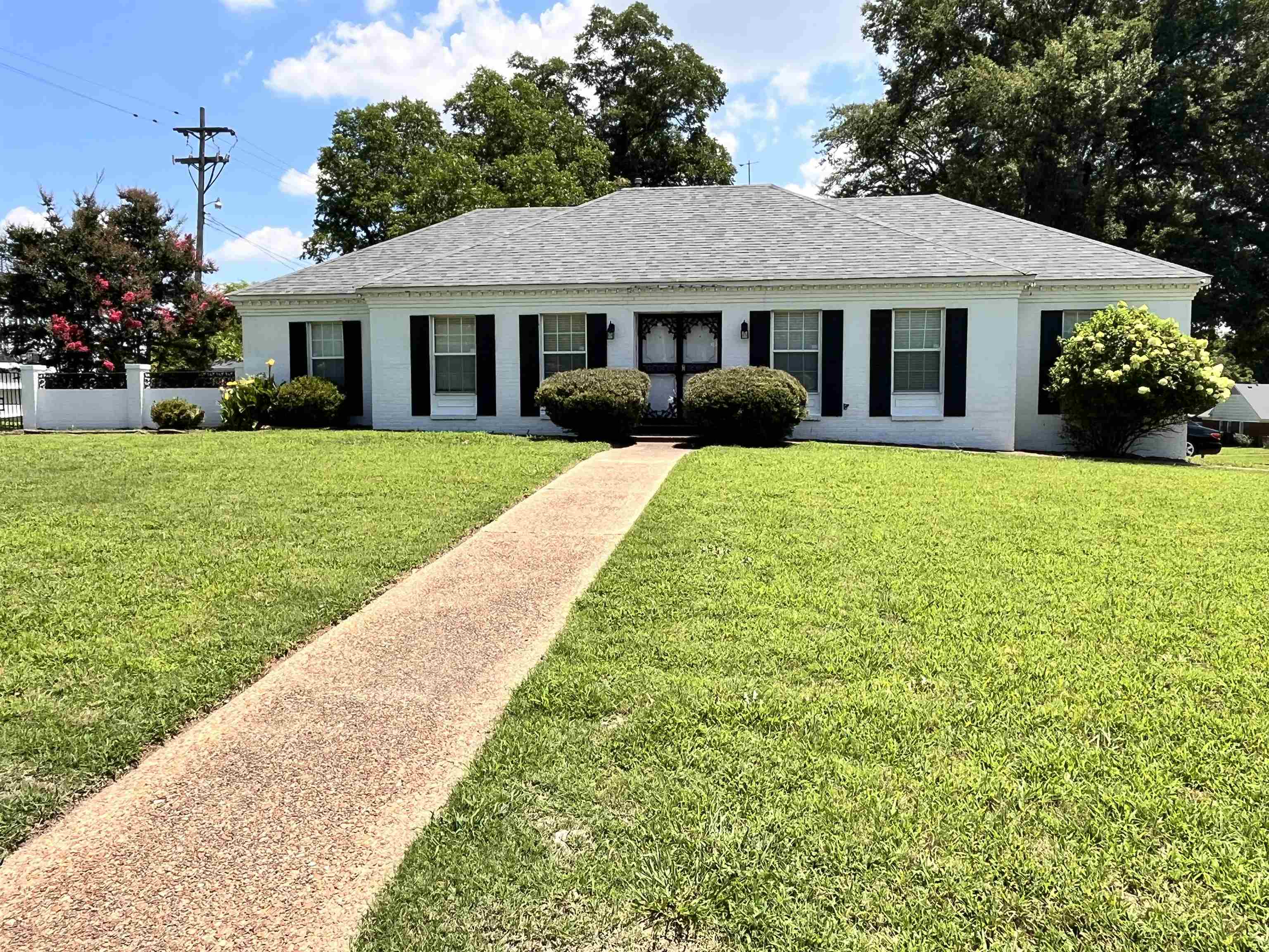 4282 Millbranch Road Memphis, TN 38116 - Photo 1 of 28 View of front of house with roof with shingles