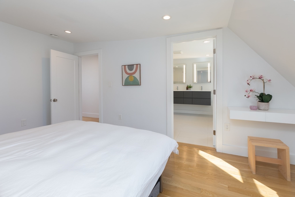 21 West Cedar Street, Unit 3 Boston, MA 02108 - Photo 18 of 37