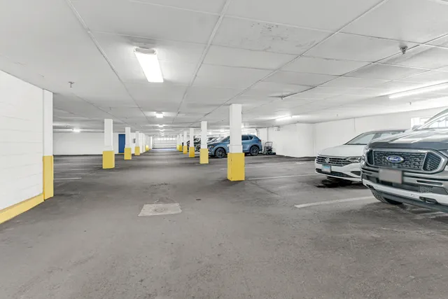 $182,000 | 7100 West 95th Street, Unit 111, Oak Lawn, IL 60453