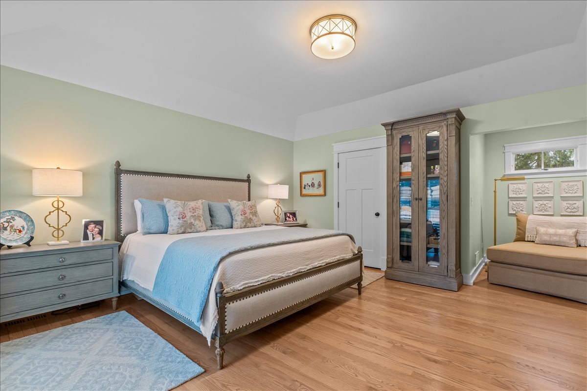 140 West Old Elm Road Lake Forest, IL 60045 - Photo 25 of 38 a bed room with a bed and dresser