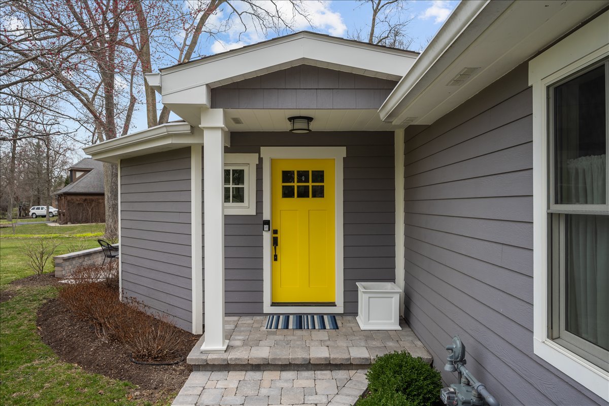 140 West Old Elm Road Lake Forest, IL 60045 - Photo 3 of 38 a front view of a house with a yard
