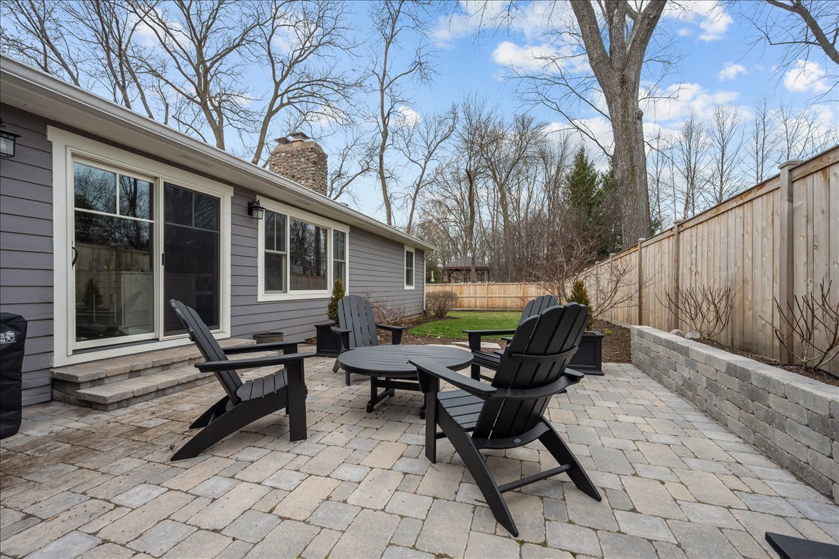 140 West Old Elm Road Lake Forest, IL 60045 - Photo 35 of 38 a backyard of a house with table and chairs