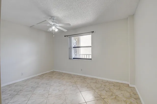 $2,000 | 890 North Federal Highway, Unit 206, Lantana, FL 33462