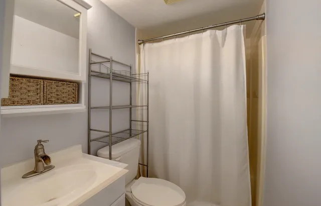 $2,000 | 890 North Federal Highway, Unit 206, Lantana, FL 33462