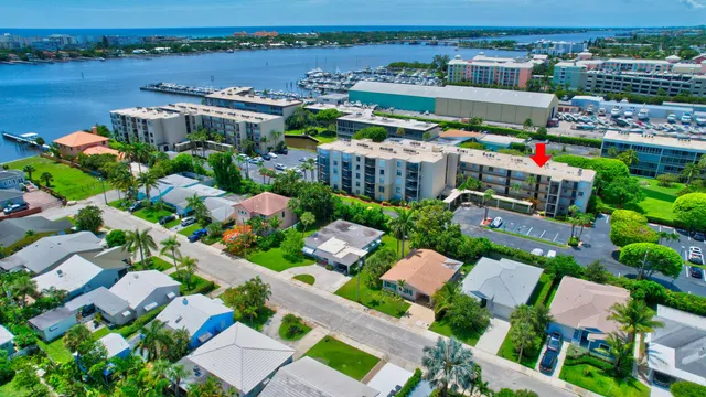 $2,000 | 890 North Federal Highway, Unit 206, Lantana, FL 33462