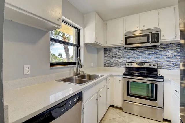 $2,000 | 890 North Federal Highway, Unit 206, Lantana, FL 33462