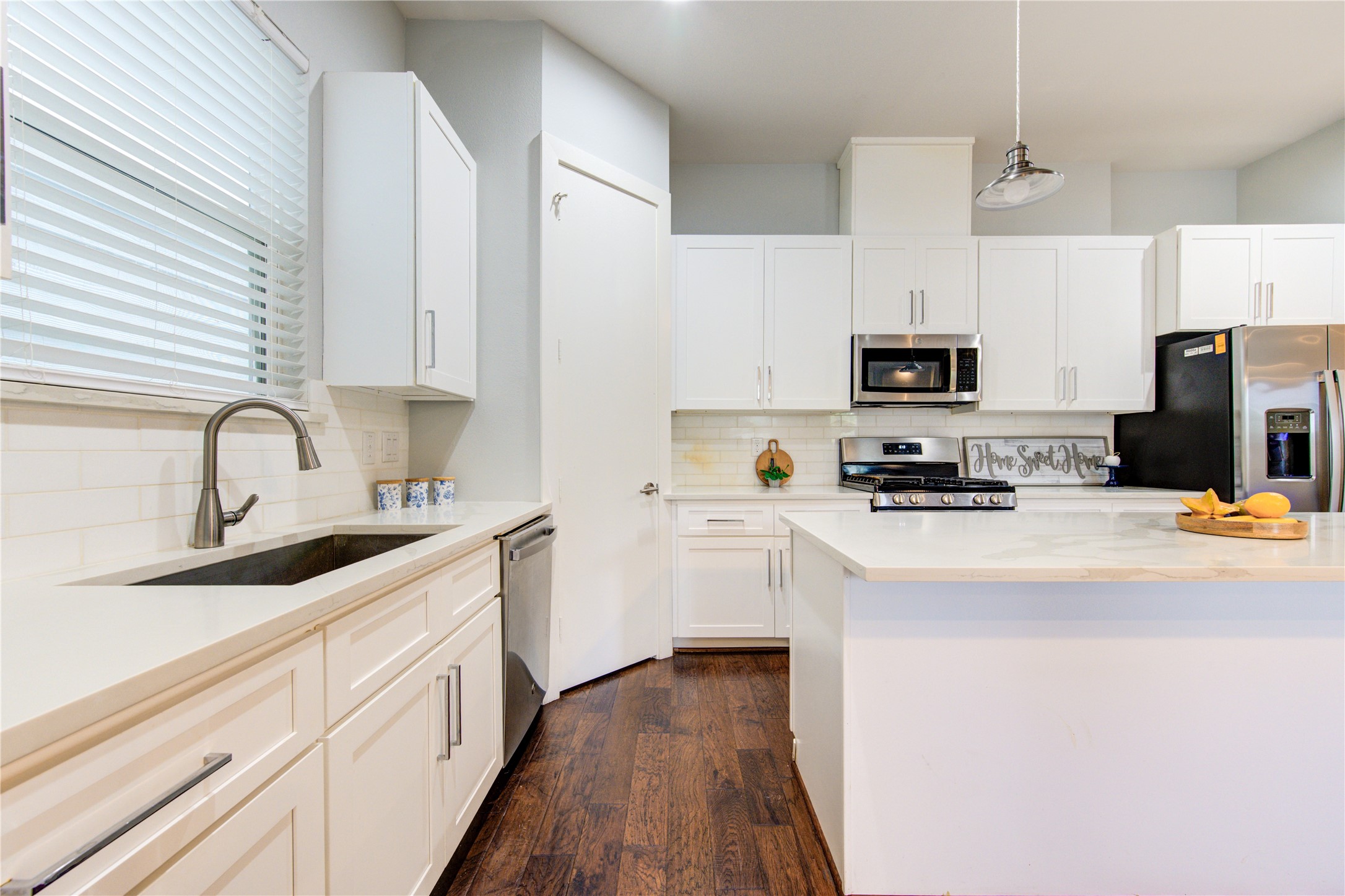 847 Rachel Street, Unit G Houston, TX 77091 - Photo 11 of 42 mpeccably designed kitchen featuring a large sink, expansive window with great natural light, a generous island for entertaining, and sleek contemporary cabinetry.
