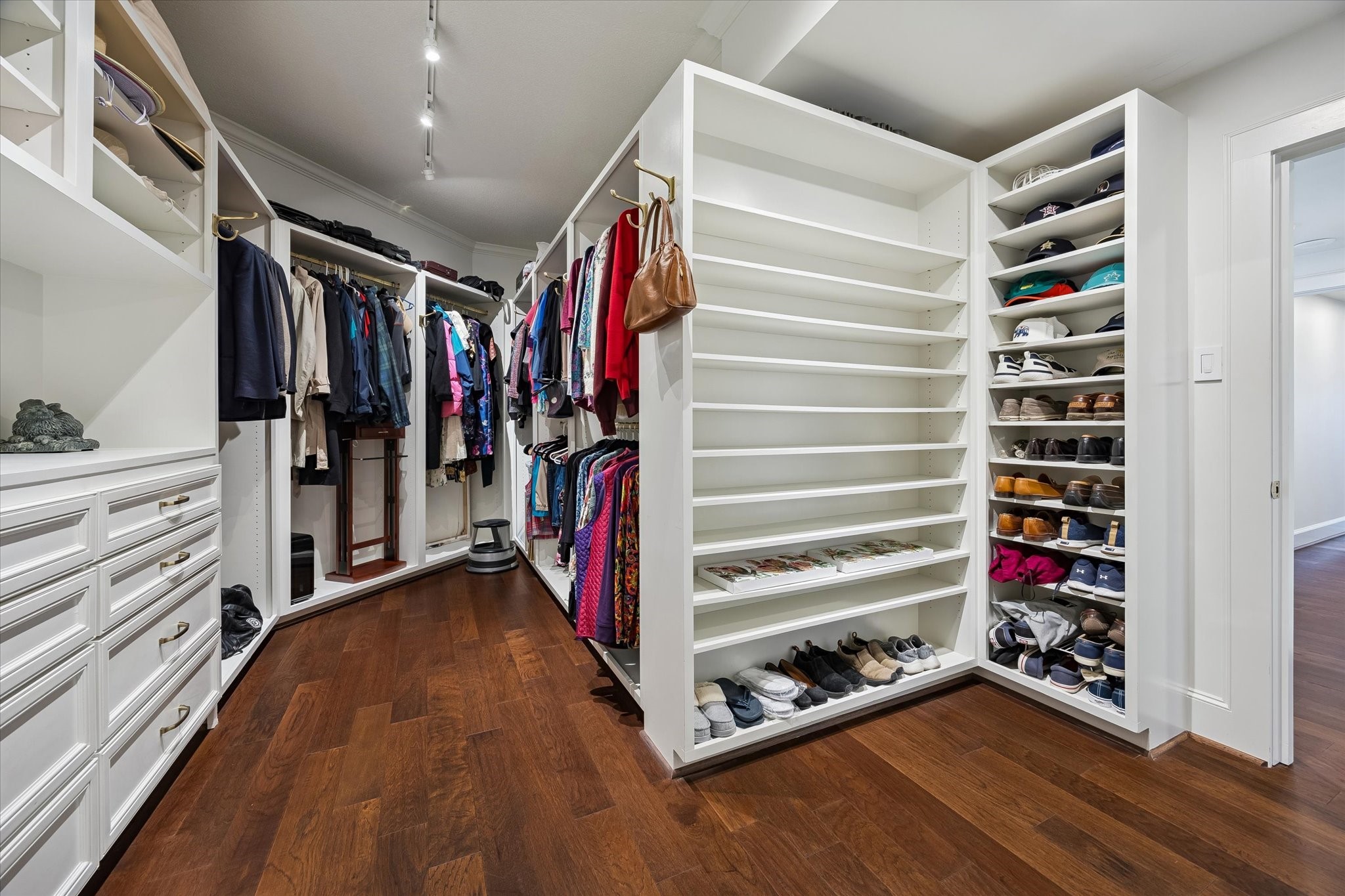 101 Westcott Street, Unit 1202 Houston, TX 77007 - Photo 28 of 40 Partial view of large primary closet.