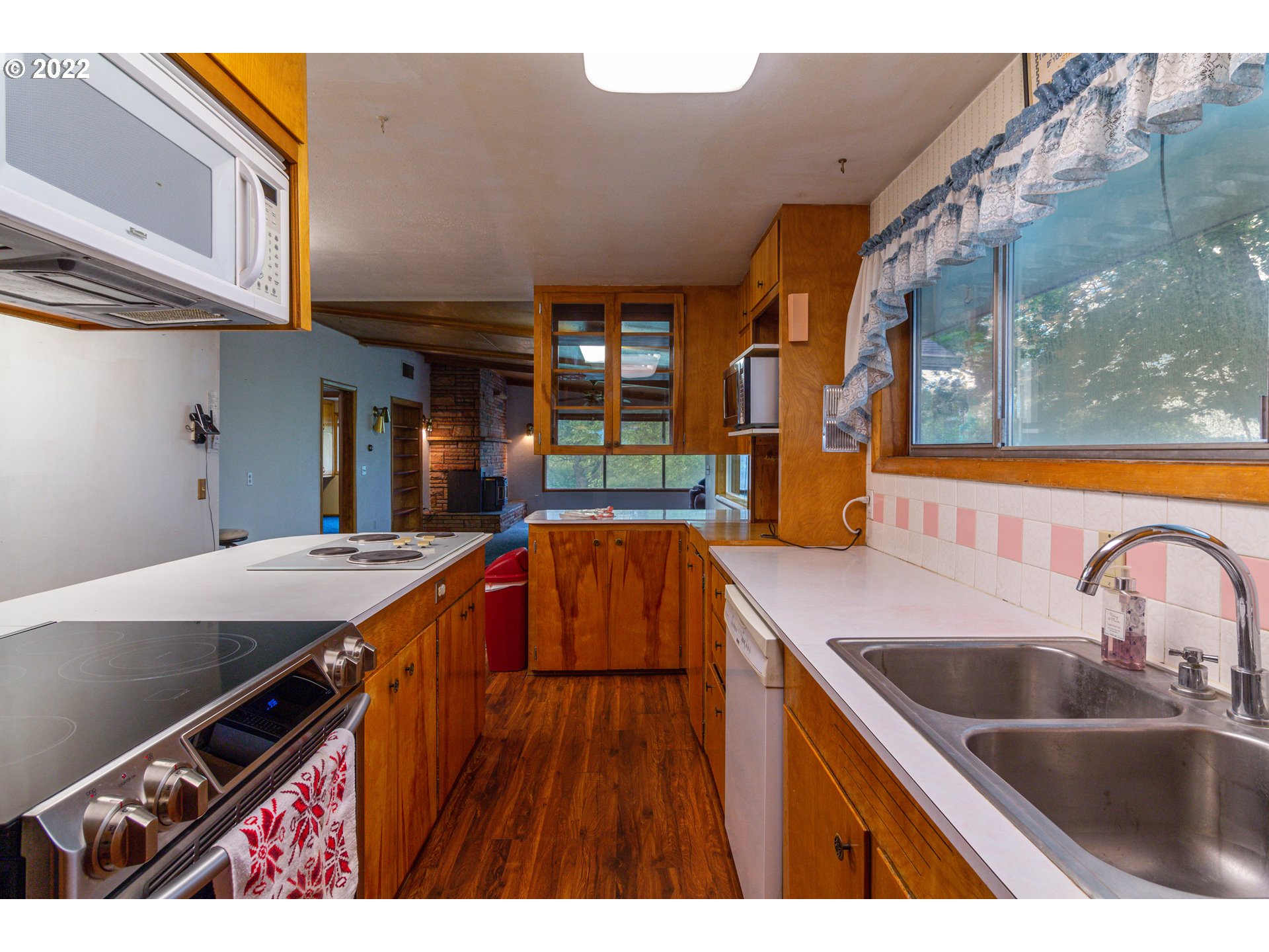 33225 West Spearman Road Hermiston, OR 97838 - Photo 13 of 32 a kitchen that has a sink and a stove