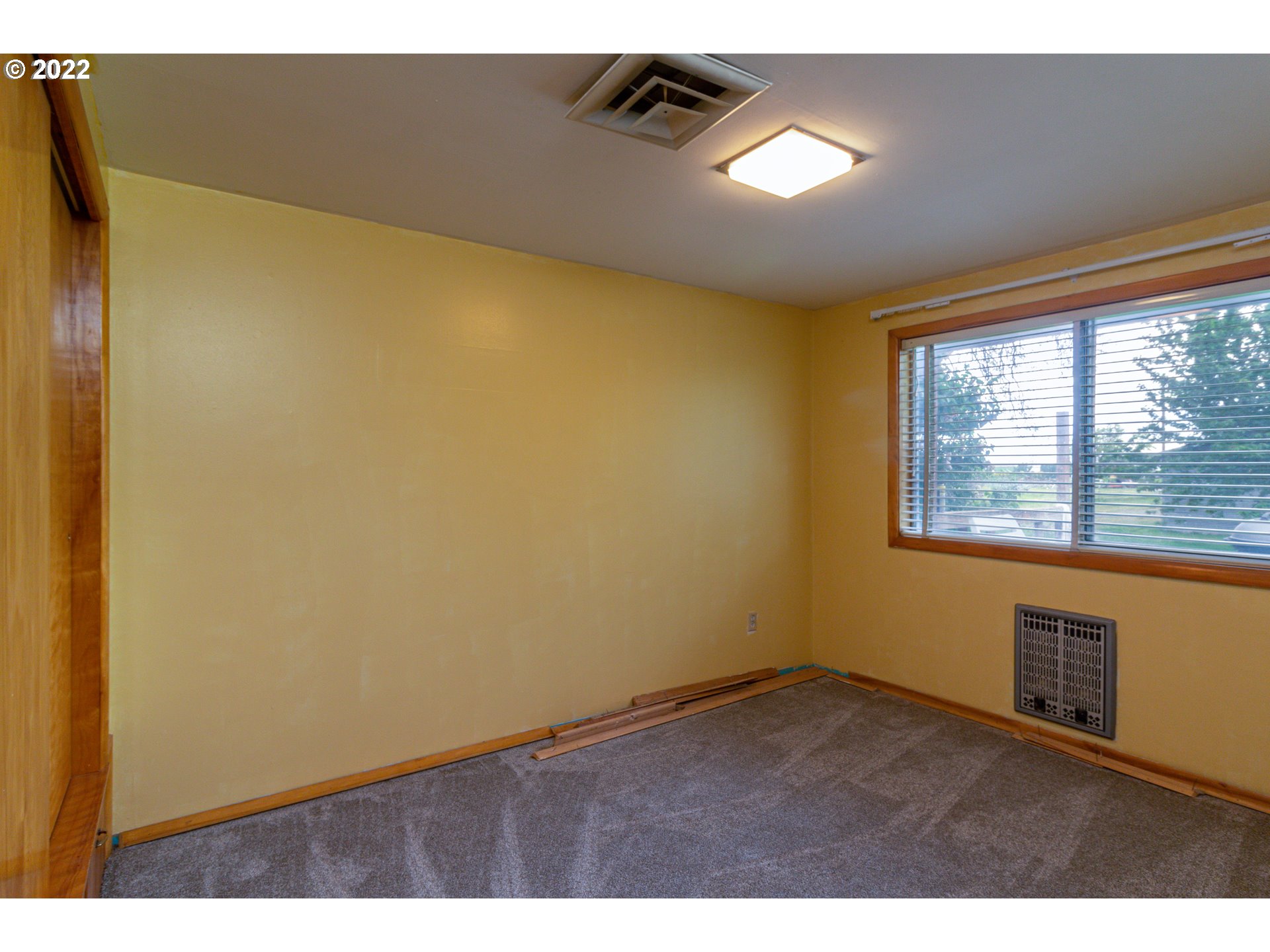 33225 West Spearman Road Hermiston, OR 97838 - Photo 16 of 32 a view of an empty room and window