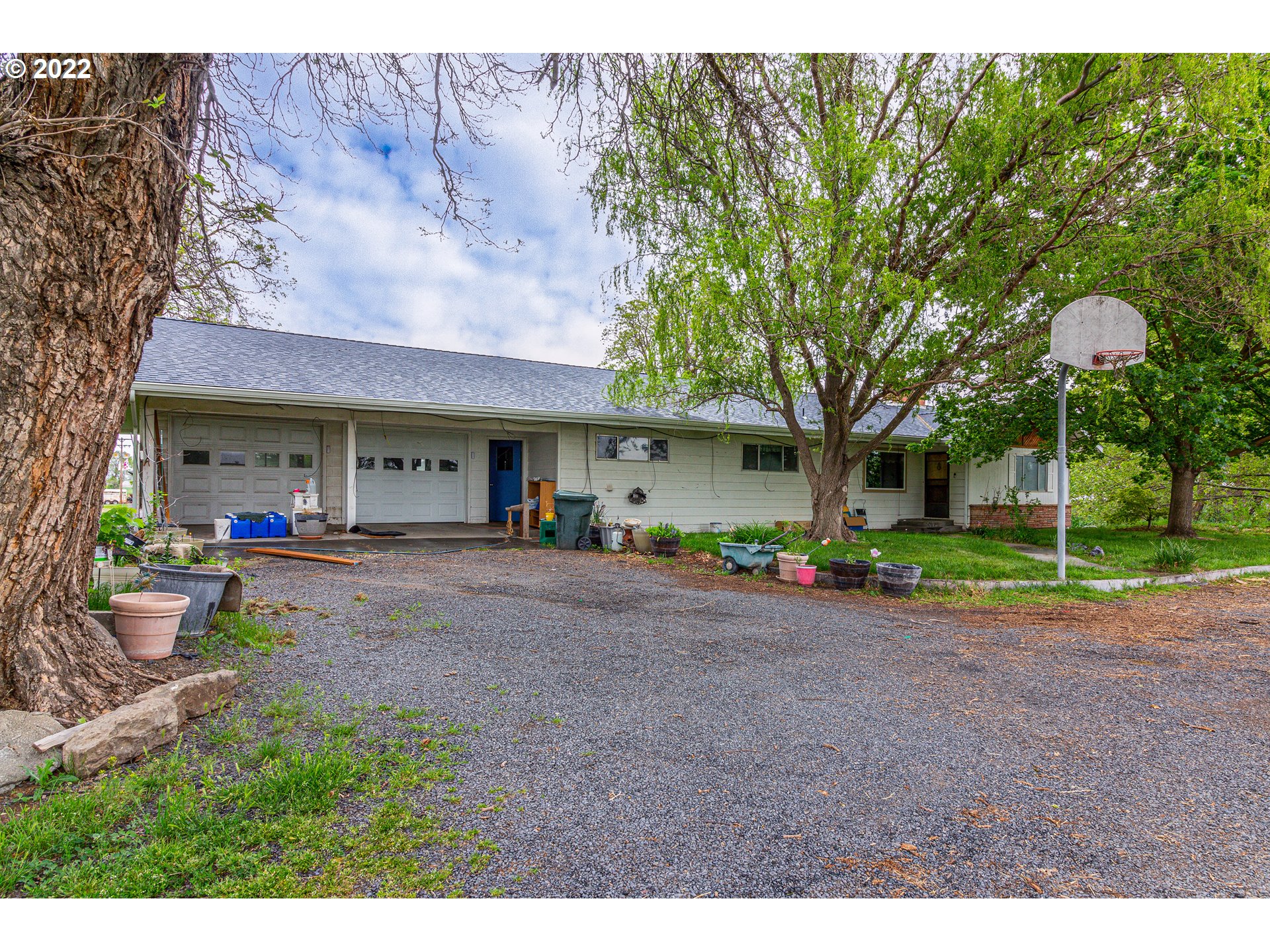 33225 West Spearman Road Hermiston, OR 97838 - Photo 2 of 32 a view of a house with a backyard and a tree