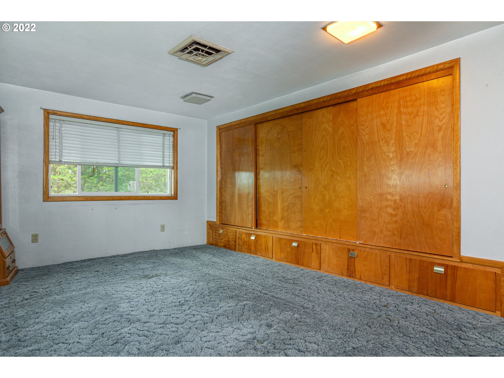 33225 West Spearman Road Hermiston, OR 97838 - Photo 21 of 32 a view of an empty room and window