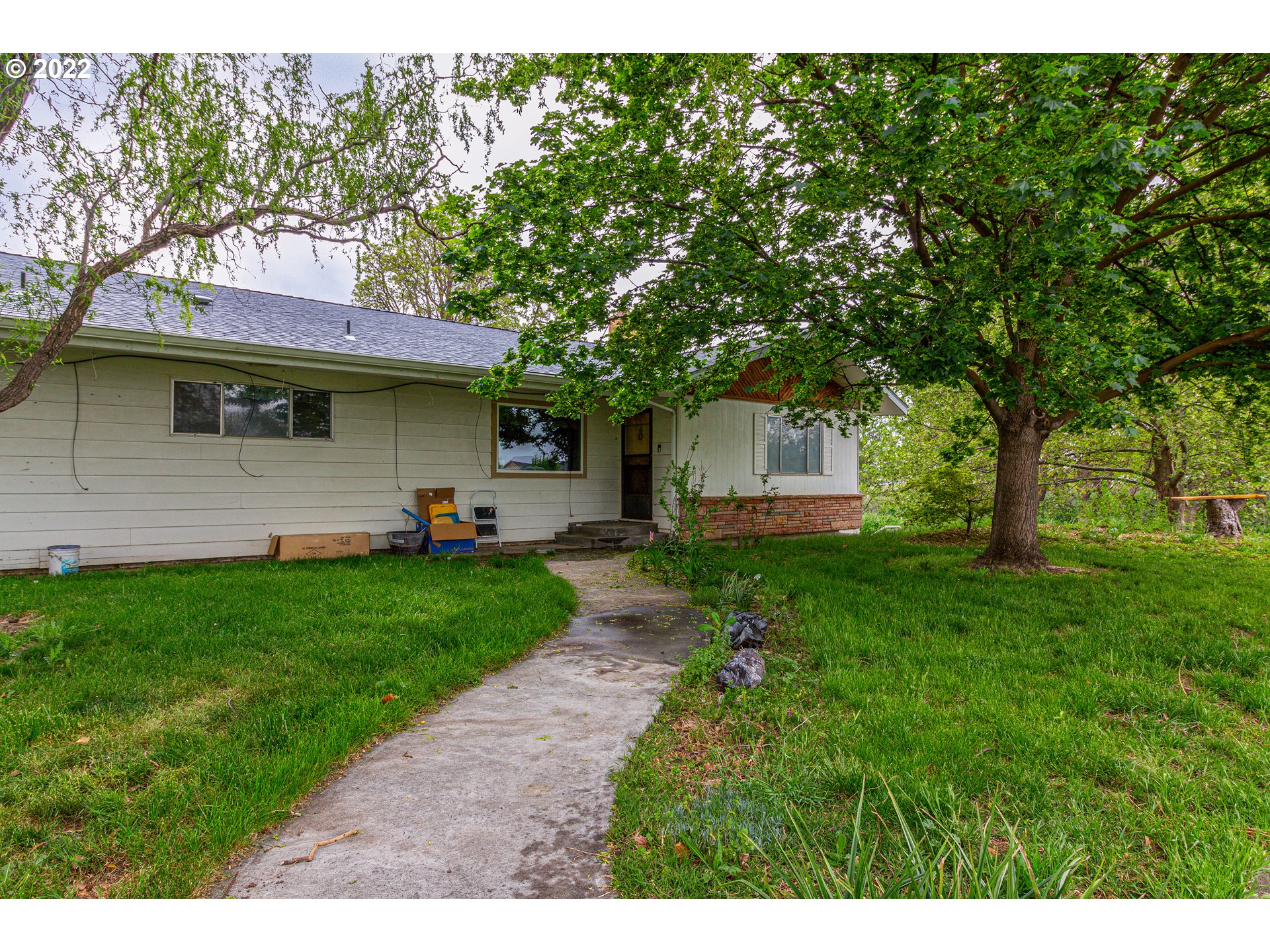 33225 West Spearman Road Hermiston, OR 97838 - Photo 3 of 32 a front view of a house with a garden