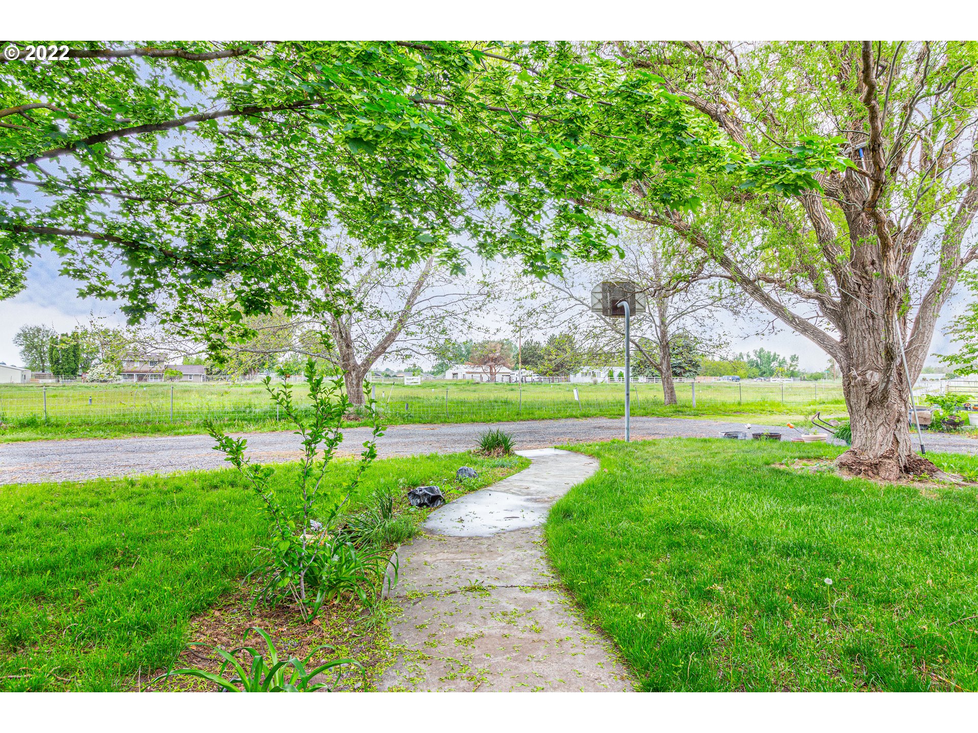 33225 West Spearman Road Hermiston, OR 97838 - Photo 31 of 32 a view of a park with large trees