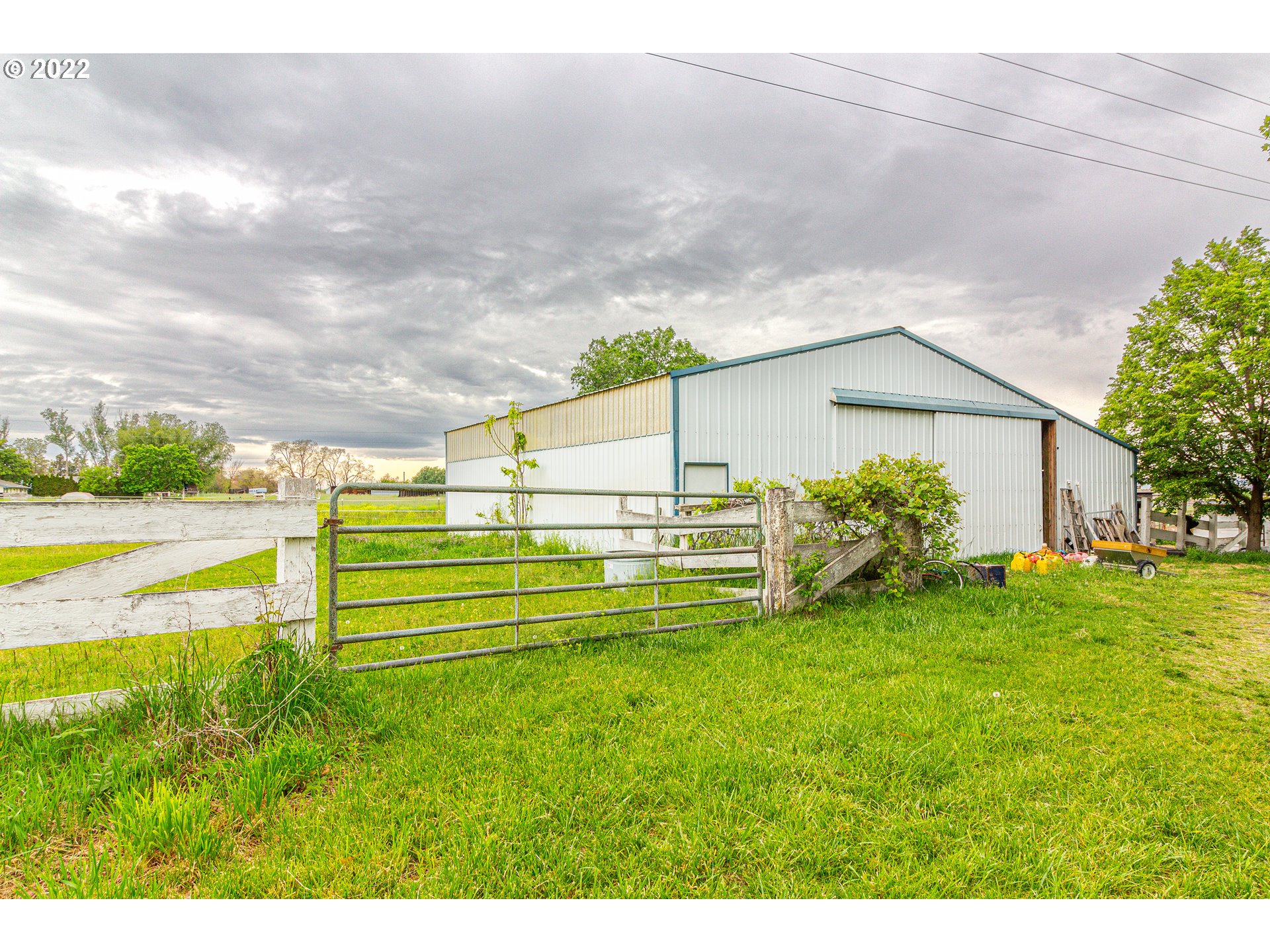 33225 West Spearman Road Hermiston, OR 97838 - Photo 7 of 32 a view of a terrace with a garden