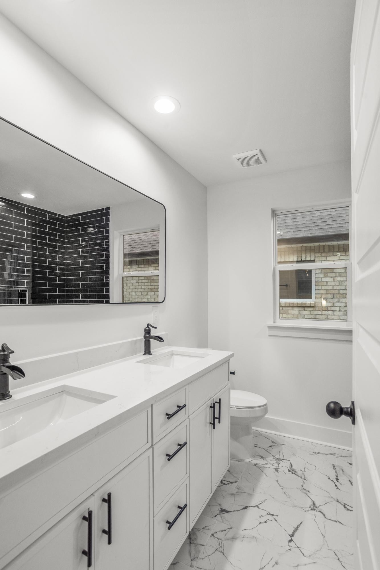 656 Chambers Street, Unit 140 Gallatin, TN 37066 - Photo 21 of 40 a bathroom with a sink a toilet and mirror