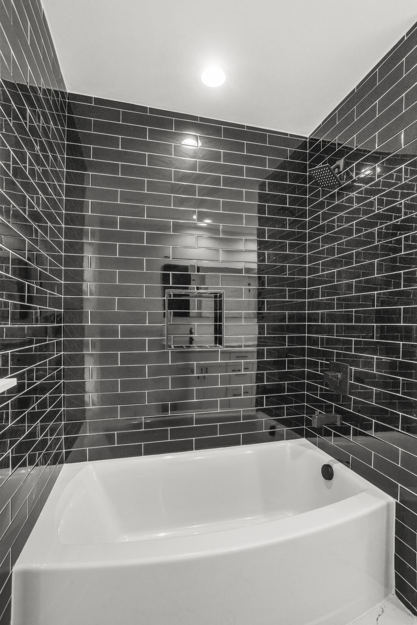 656 Chambers Street, Unit 140 Gallatin, TN 37066 - Photo 22 of 40 a bathroom with a bathtub
