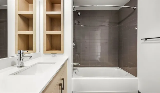 $4,900 | 99 Kneeland Street, Unit 701, Boston, MA 02111