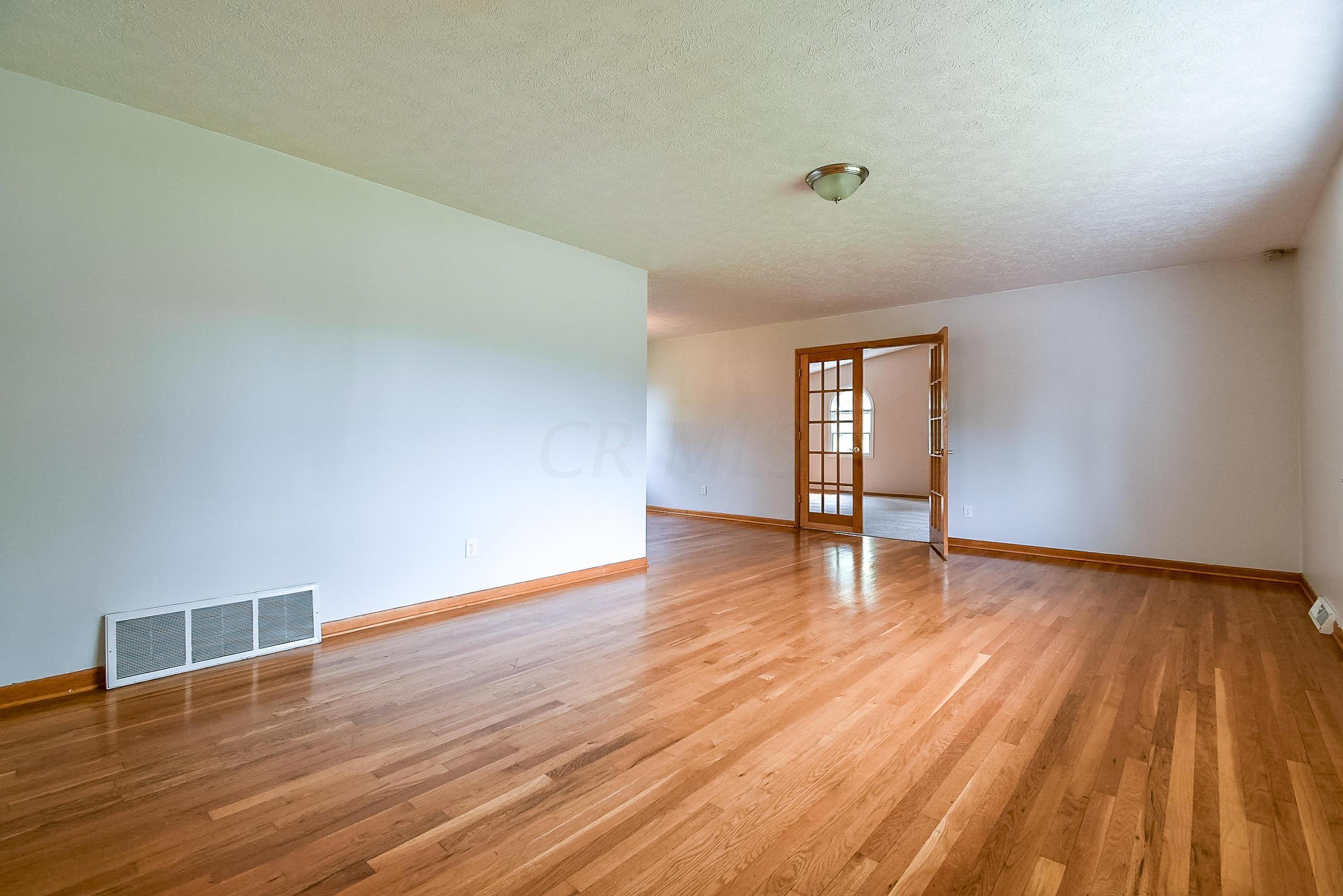1030 Plum Ridge Columbus, OH 43213 - Photo 4 of 34 Gallery Image 4
