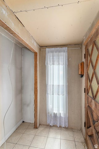 482 West 100 N Street Beaver, UT 84713 - Photo 9 of 41 Front door entry with coat closet