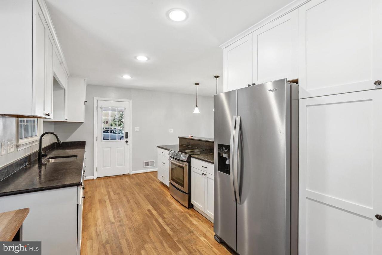 8806 Dianne Place Springfield, VA 22152 - Photo 6 of 16