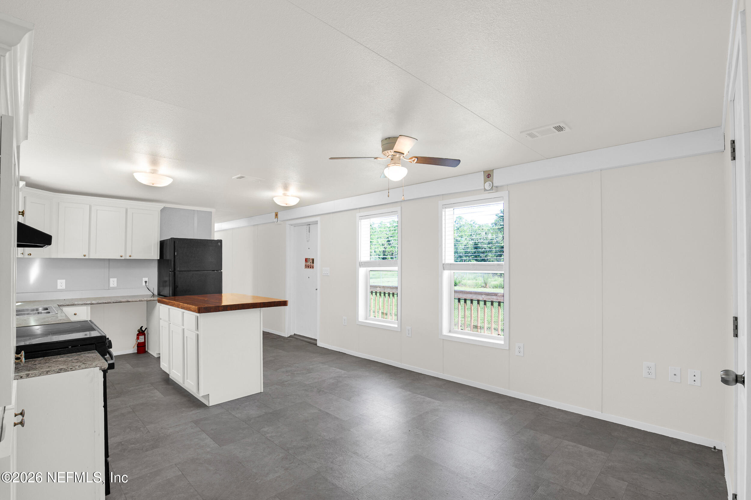 103 Islander Road Satsuma, FL 32189 - Photo 5 of 20 Living Room
