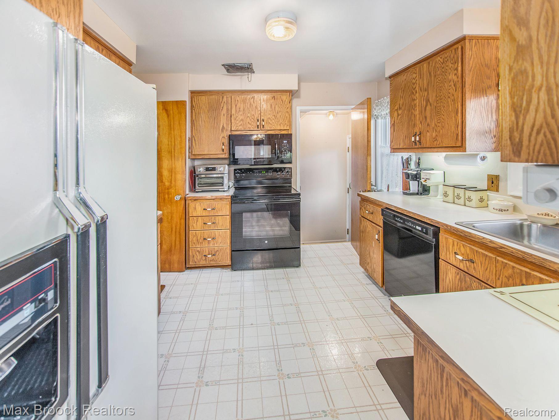 4229 Buckingham Road Royal Oak, MI 48073 - Photo 7 of 36 Kitchen View 1