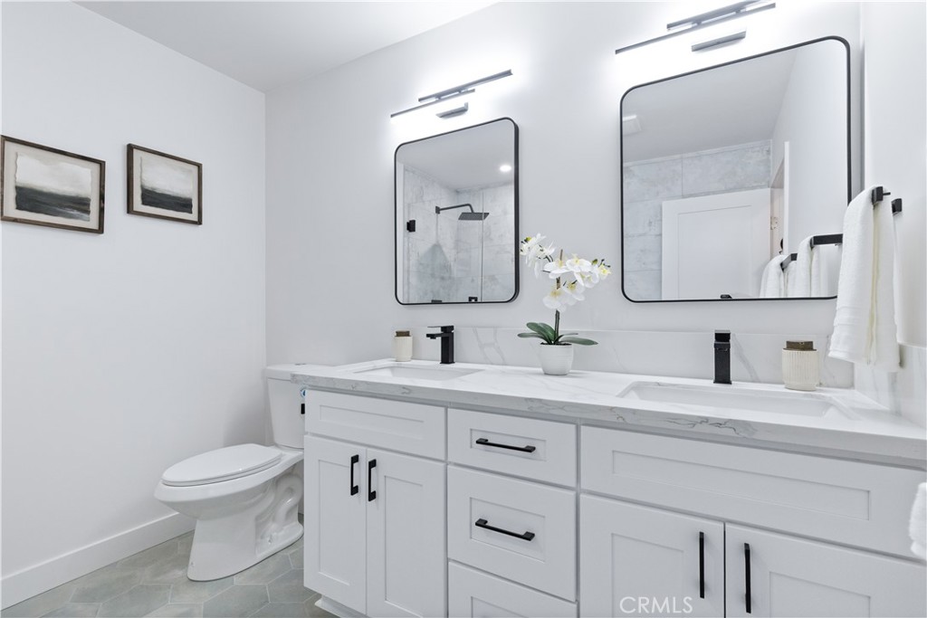 4150 Lobos Avenue Atascadero, CA 93422 - Photo 43 of 59 a bathroom with 2 sink toilet and a mirror