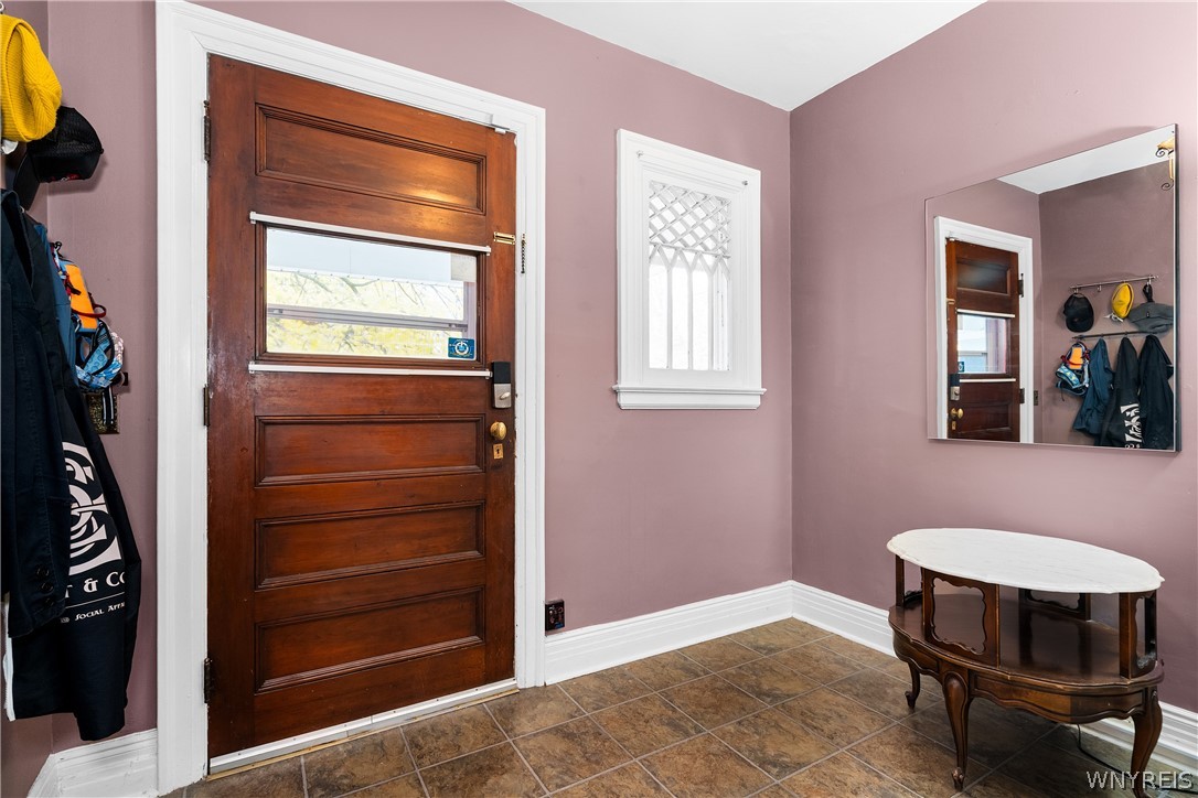393 Baynes Street Buffalo, NY 14213 - Photo 4 of 35