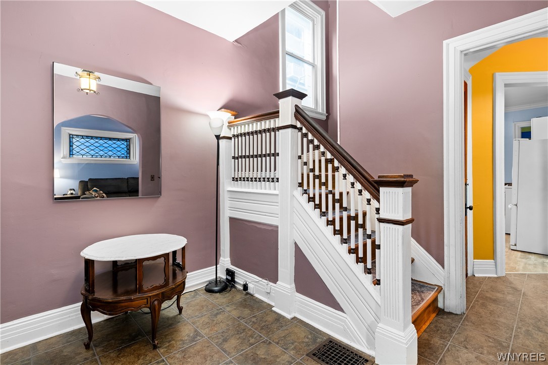 393 Baynes Street Buffalo, NY 14213 - Photo 5 of 35