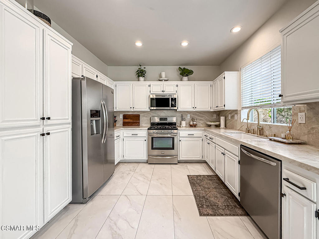 619 Hooper Avenue Simi Valley, CA 93065 - Photo 14 of 56