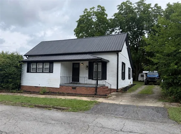 $1,800 | 112 Simmons Street, Anderson, SC 29625