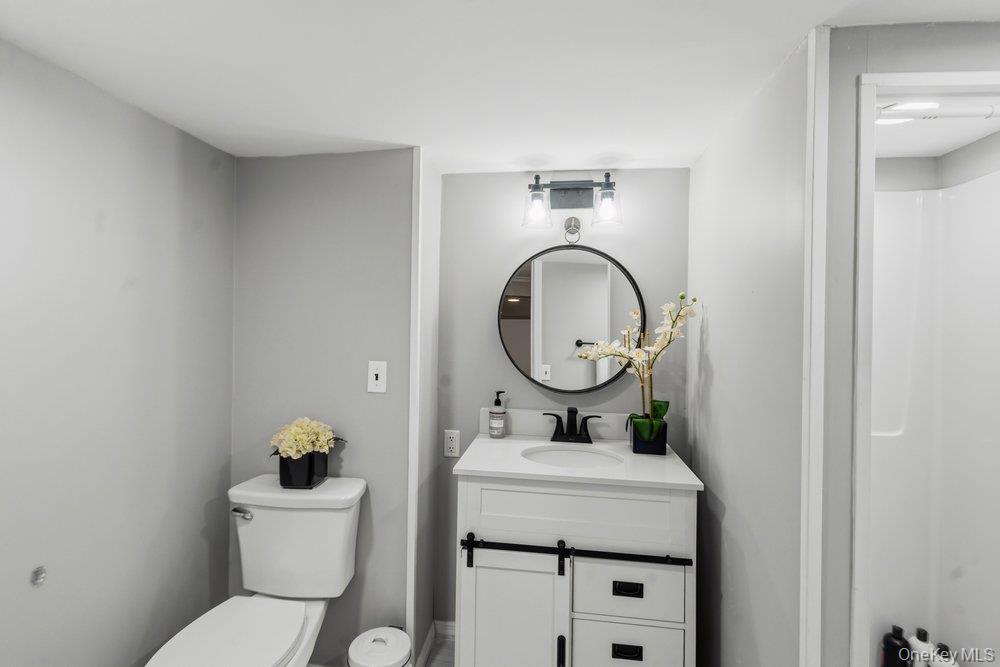 6 Colonial Gate Plainview, NY 11803 - Photo 25 of 45