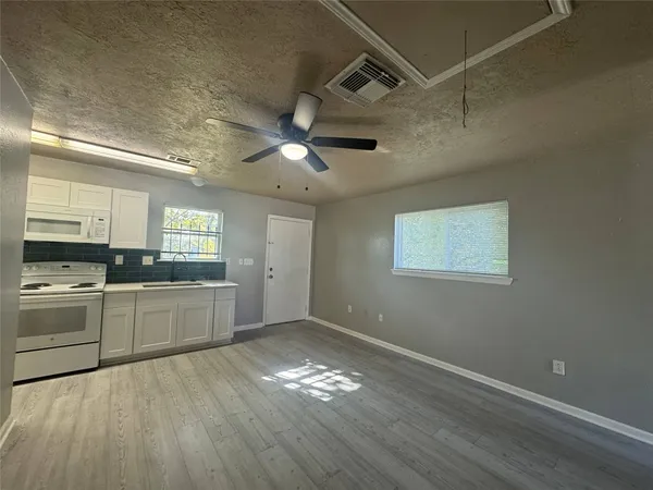 $875 | 3020 Jewel Street, Unit A, Houston, TX 77026