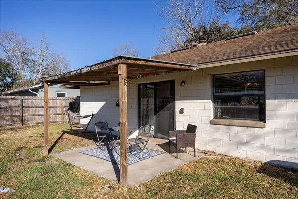 a view of a house with backyard
