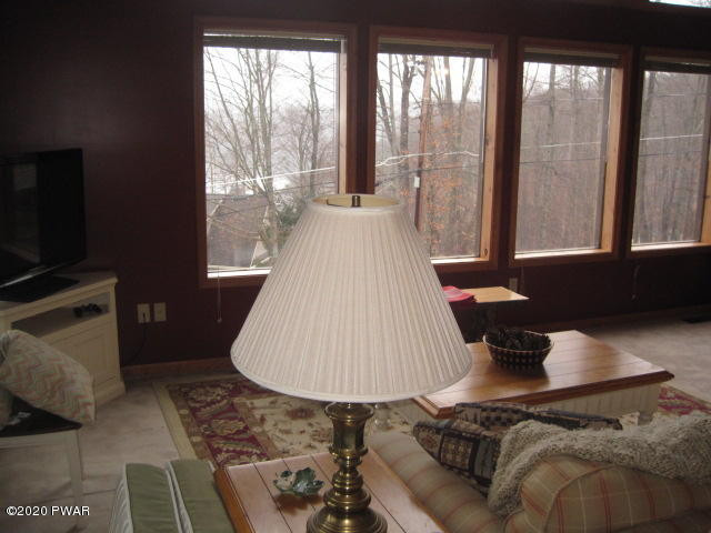 157 Lakeview Road Greentown, PA 18426 - Photo 15 of 34 11 LIVING ROOM 5