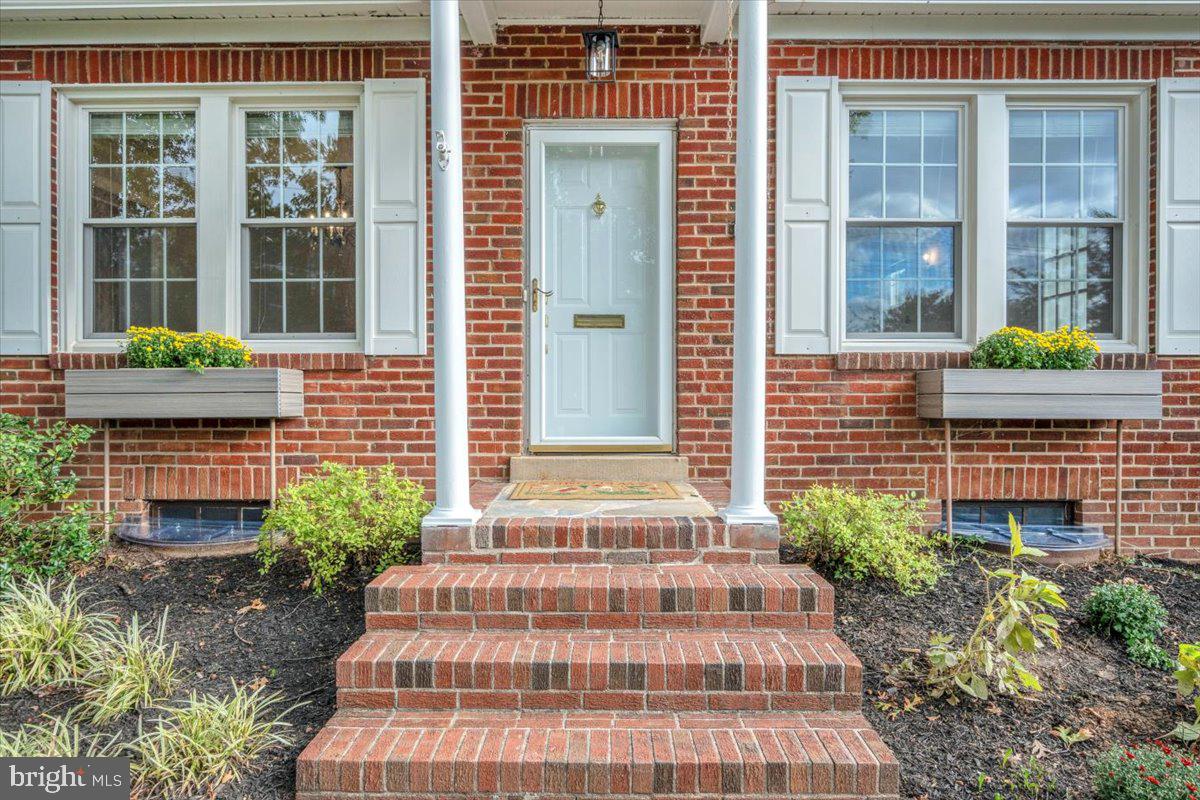 1903 Kirby Road McLean, VA 22101 - Photo 3 of 38 Front ENtrance