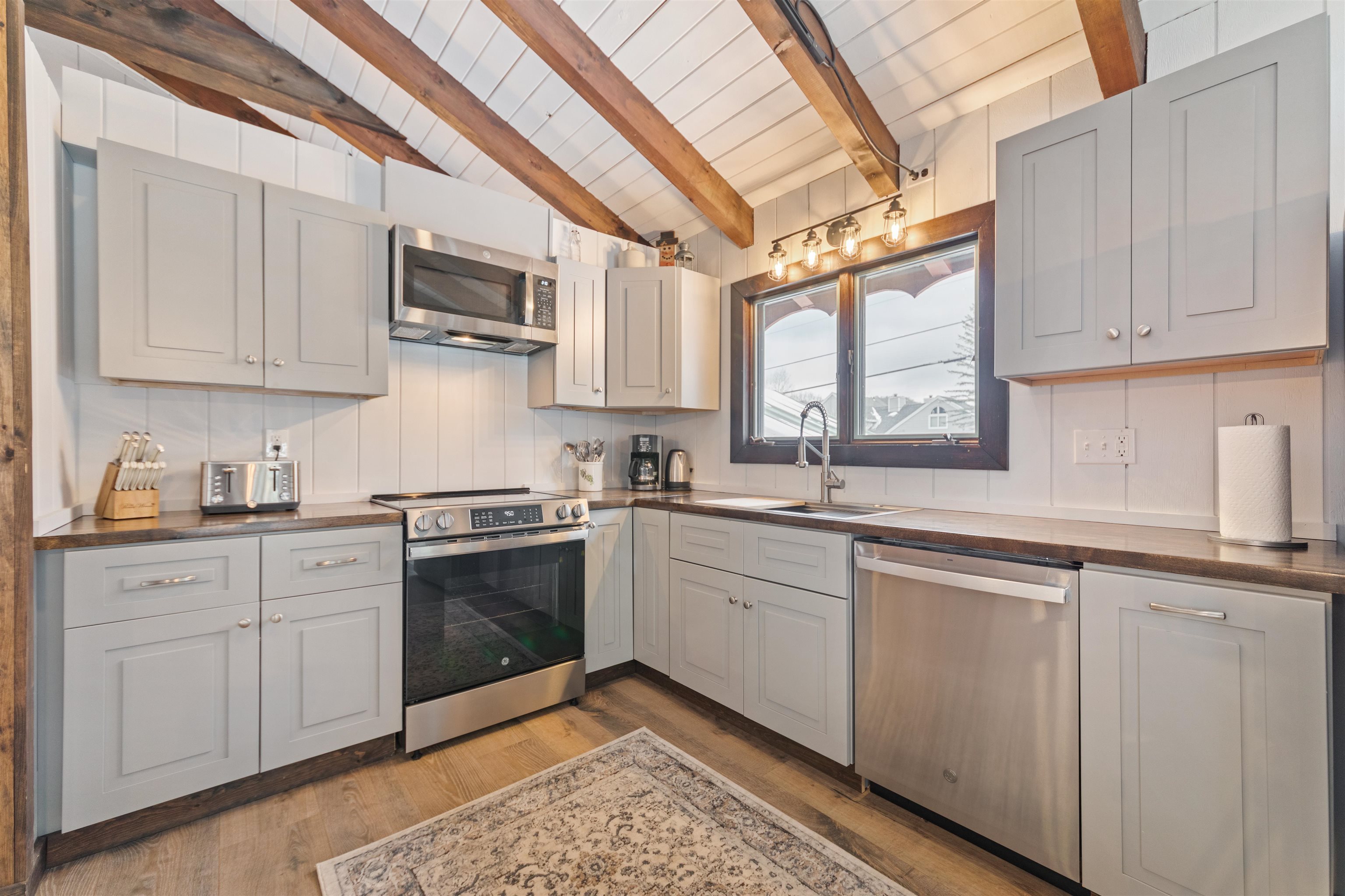 261 Handle Road West Dover, VT 05356 - Photo 5 of 36