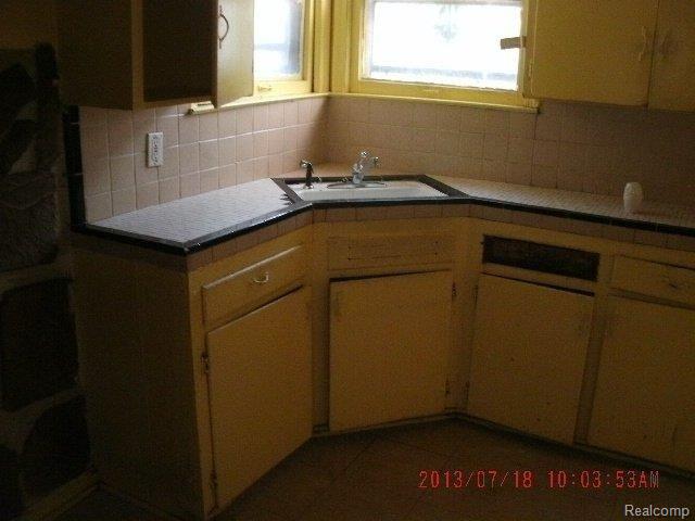 19453 Ryan Road Detroit, MI 48234 - Photo 5 of 11 KTICHEN2.JPG